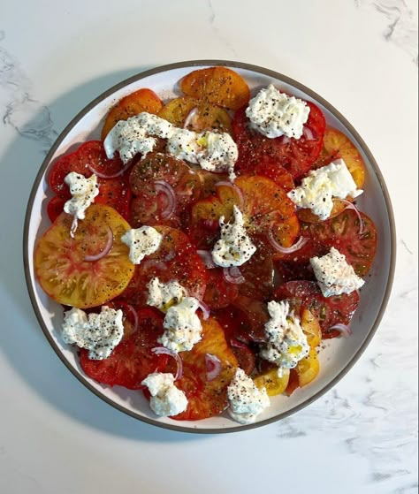 Tomato Salad Aesthetic, Tomatoes With Burrata, La Farmers Market, Salad With Burrata, Pickled Red Onion, Sommer Mad, White Balsamic, Tomato Season, Simple Salad