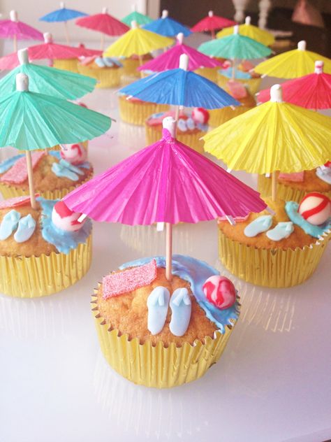 Hawaii Birthday Party, Summer Birthday Themes, Barbie Pool Party, Summer Cupcakes, Pool Party Themes, Pool Party Kids, Beach Birthday Party, Luau Birthday Party, Hawaiian Birthday Party