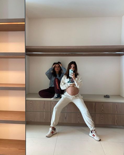 Emrata Pregnant, Emily Ratajkowski Outfits, My 30s, Pregnant Celebrities, Emily Ratajkowski, Capri Pants, Capri, I Hope, Mirror Selfie