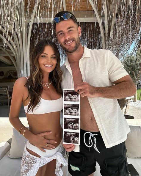 LOVE Island star Kendall Rae Knight has revealed she is pregnant with her first child. The stunning star, 31, shared the happy news today alongside her footballer partner Andrew Hughes as they held up their scan pictures. Kendall, who is posing in a bikini, wrote: “Mummy & Daddy. “After 5 amazing years together we couldn’t […] Scan Pictures, Kendall Rae, Happy News, Love Island, The Happy, News Today, Football, Stars, American Football