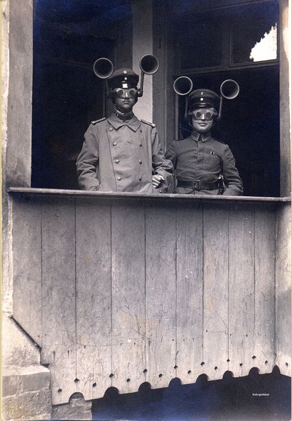 Before night vision goggles, WWI soldiers enhanced their sight and sound with headphones and goggles Rare Historical Photos, The Great, Fotografi Vintage, Christopher Robin, Foto Vintage, Salvador Dali, Black White Photos, Weird And Wonderful, Retro Futurism