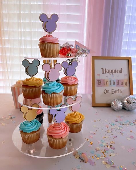 Disney Party Desserts, Disneyland Goodie Bag Ideas, Disneyland Theme Birthday Cake, Vintage Disney Baby Shower Ideas, Pastel Disney Party, Disney Themed Snacks, Disneyland Birthday Cake, Vintage Disney Party, Disneyland Birthday Party Theme