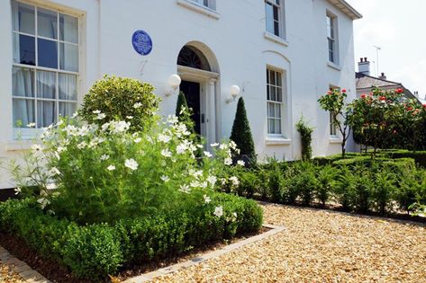 Georgian Landscape Design, Georgian Garden Ideas, Georgian Front Garden, Georgian Garden Design, Georgian Courtyard, Gravel Front Garden Ideas, Georgian Garden, Courtyard Inspiration, Golden Gravel