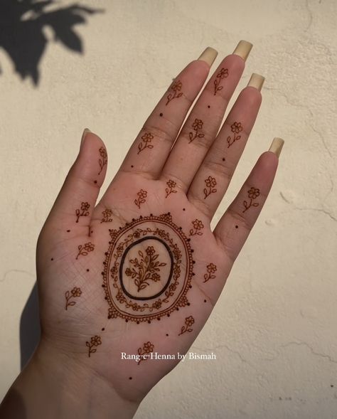 Mehendi Designs For Hands Simple Palm Aesthetic, Small Mehendi Designs Palm, Palm Henna Designs Easy Simple, Simple Mehendi Designs Palms Easy, Henna Designs Easy Simple, Desi Tattoo, Palm Henna Designs Easy, Henna Doodle, Palm Henna Designs