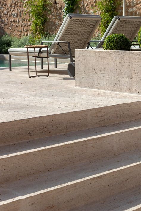 At Brachot, you can count on appropriate finishes to create an outdoor environment in harmony with the chosen terrace tiles. The range of outdoor finishes has therefore been significantly extended to offer you the perfect match. Travertine Terrace, Travertine Pool Deck, Limestone Pool Coping, Beige Travertine Pool Deck, Travertine Stairs, Walnut Travertine Pool Deck, Terrace Tiles, Spain House, Travertine Outdoor