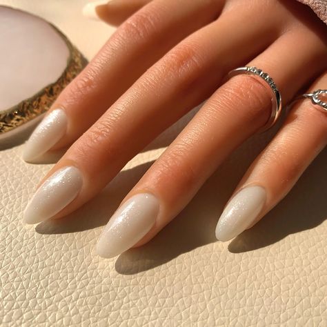 White Milky Nails, Medium Short Nails, Gift Nails, Glitter Mermaid, Milky Nails, Beauty Make-up, Mermaid Nails, Nails Glitter, Nails Long