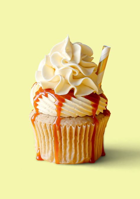 Butterbeer Cupcakes - The Scranline: Impressive desserts to quick and simple dinner ideas! Butter Beer Cupcakes, Dainty Cakes, Banana Cream Pie Cupcakes, Butterbeer Cupcakes, Harry Potter Butterbeer, Chocolate Orange Cupcakes, Food References, Harry Potter Butter Beer, Butterbeer Recipe