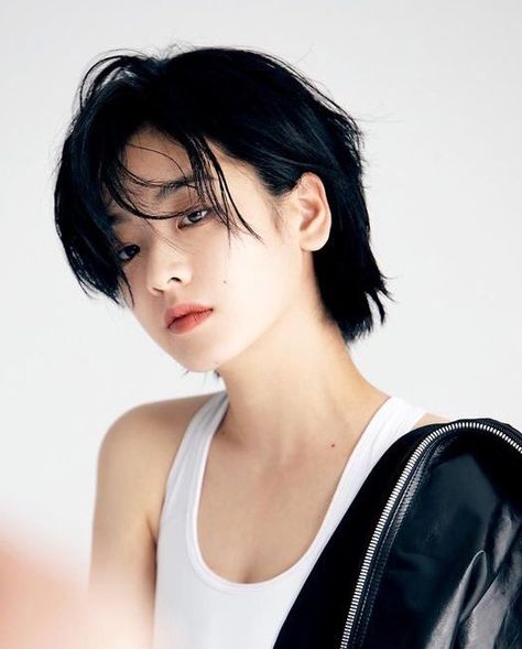 daryart7 on Twitter: "I think a joint photo session of these two can definitely drive the whole world crazy… " Tomboy Haircut, Shot Hair, Tomboy Hairstyles, Short Hair Tomboy, Korean Short Hair, Mullet Haircut, Asian Short Hair, Shot Hair Styles, Fluffy Hair