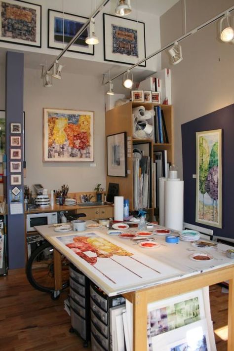 Watercolor studio....Ooooh, I like this. Think I need one, too. (BTW, this is not a home office.) Studio Seni, Home Art Studios, Art Studio Lighting, Watercolor Studio, Home Art Studio, Art Studio Storage, Home Studio Ideas, Paint Studio, Art Studio Space