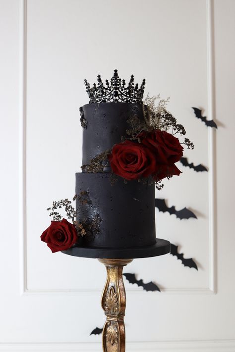 A black halloween birthday cake with red roses. Black Birthday Cake With Red Roses, Halloween 18th Birthday Cakes, Black And Red 30th Birthday Theme, Black Roses Cake, Red Black Cake Birthday, Red And Black Cakes Birthday, Dark Cake Ideas, Vampire Cake Birthday, 30th Birthday Cake For Women Elegant