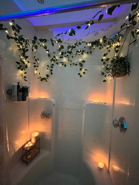 Really Cool Bathrooms, Bathroom Aesthetic No Window, Bathroom Decor Fairy Lights, Aesthetic Bathroom Shower Ideas, Cute Bathroom Ideas Bohemian, Lush Aesthetic Bathroom, Bathroom Inspiration Girly, Cute Apartment Ideas For Couples Bathroom, Leafy Bathroom Decor