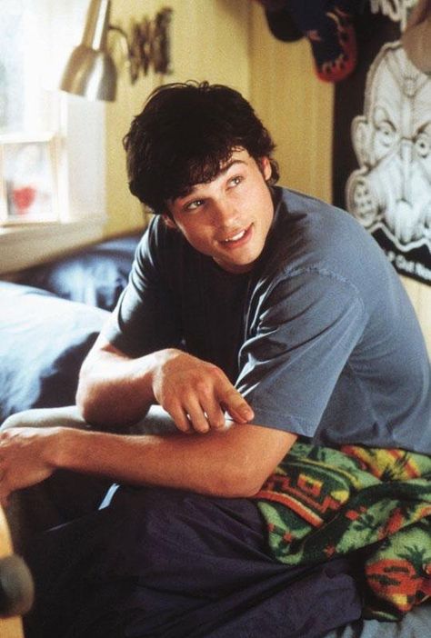 Peaceful Pics, Smallville Clark Kent, Charlie Baker, Tom Welling Smallville, Comic Superman, Cheaper By The Dozen, Tom Welling, Steve Martin, Dc Movies