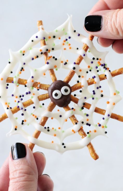 Chocolate Spiderweb Pretzels (+ Video) Quick Halloween Treats, Chocolate Spiders, Easy Halloween Party Food, Halloween Pretzels, Easy Halloween Snacks, Pretzel Treats, Halloween Party Treats, Best Holiday Cookies, Easy Halloween Party