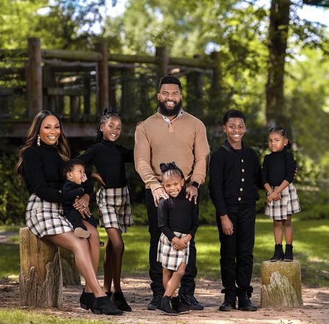 Khaki And Black Family Pictures, Black Family Christmas Photoshoot Ideas, Clothing Ideas For Fall Family Pictures, Black Christmas Family Photoshoot, All Black Family Christmas Pictures, 5 Kids Family Pictures, Brown Theme Family Photoshoot, Cute Family Christmas Photos Outfits, Family Christmas Pictures Outfits Black