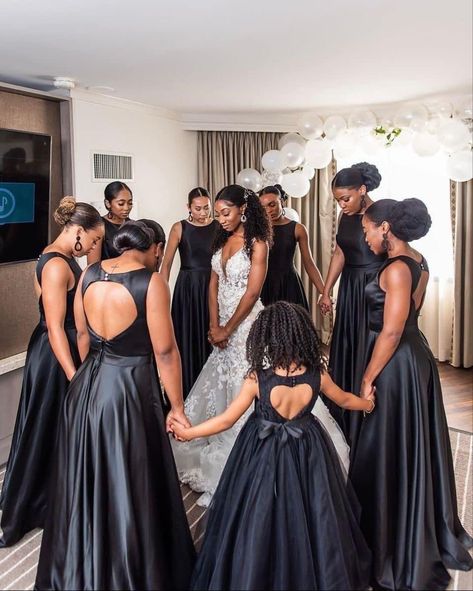 Black Wedding Photos, Black People Weddings, Bride And Bridesmaid Pictures, Bridesmaid Poses, Beautiful Marriage, Bridesmaid Pictures, Black And White Wedding Theme, Bridesmaid Photoshoot, Gorgeous Bridesmaid Dresses