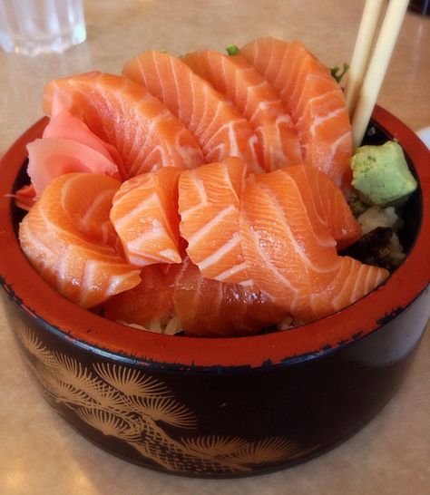 Sashimi Bowl, Japanese Food Sushi, Sushi Lunch, Raw Salmon, Salmon Sashimi, Sushi Recipes, Think Food, Big Bowl, Japan Food