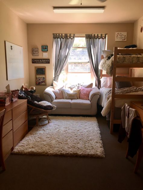 This is my room!!! Single Dorm Room, College Bedroom Decor, Dorm Room Layouts, Cozy Dorm Room, Dorm Decoration, Dorm Design, Door Room, College Room Decor, Dorm Sweet Dorm