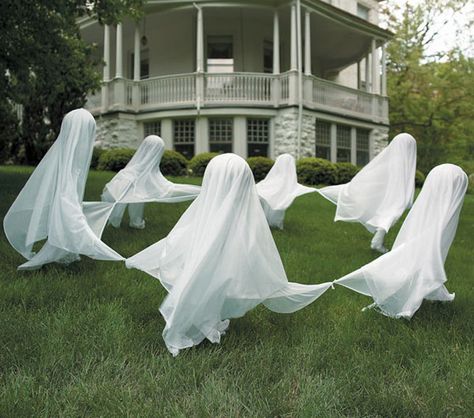 Creepy Staked Yard Ghosts--cute but I don't want to pay that much for them. Surely I (or someone) can figure out how to DIY? Lawn Ghosts, Yard Ghosts, Läskig Halloween, Diy Halloween Dekoration, Dekorasi Halloween, Dollar Store Halloween Decorations, Hallowen Ideas, Homemade Halloween Decorations, Festa Harry Potter