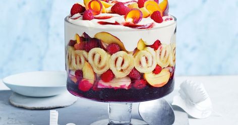 This spectacular trifle, inspired by the classic peach melba dessert, is a must-have on your dinner table this Christmas! Xmas Trifle Recipes, Trifles Desserts, Desserts For Party, Peach Melba Dessert, Custard Trifle, How To Make Custard, Trifle Recipes Easy, Easy Trifle, Easy Custard