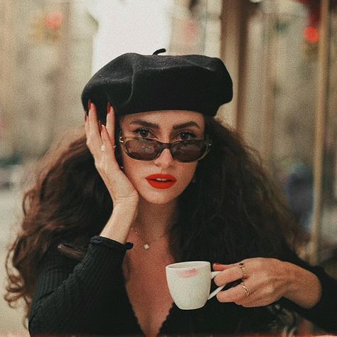 Beret Photoshoot, Beret Hairstyles, Black Beret, Parisian Chic Style, Retro Photography, Portrait Photography Women, Photography Posing Guide, Posing Guide, Euro Style