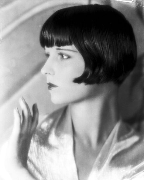 1920s Hair Short, Great Gatsby Party Outfit, Angular Bob, 20s Hair, 1920s Hair, Louise Brooks, Bright Red Hair, Blonde Bombshell, Popular Hairstyles