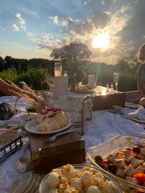 Picnic aesthetic set up food tomatoes lake cottage core tea cups vintage aesthetic Victoria + Core + Aesthetic, Cottage Core Picnic, Victoria + Core, Up Aesthetic, Picnic Aesthetic, Shotting Photo, Picnic Set, Cottage Core Aesthetic, Pretty Landscapes