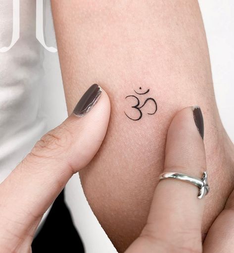 Fine Line Om Tattoo, Ohm Tattoo Women, Om Tattoo Design Women, Ohm Tattoo Design, Acceptance Tattoo, Free Your Mind Tattoo, Ohm Symbol Tattoo, Yoga Tattoos For Women, Ohm Tattoo