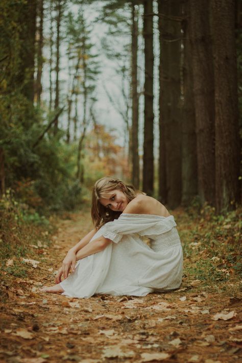 Pretty Senior Pictures, Taylor Swift Vibes, Whimsical Photoshoot, Senior Year Pictures, Cute Senior Pictures, Fairytale Photoshoot, Senior Photoshoot Poses, Fashion Fairytale, Outdoor Portrait Photography