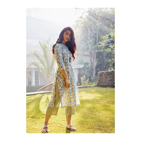 Global Desi on Instagram: “Summer wardrobe essential: our Blue Leaf Print Kurta. ☀️🌿 #SunkissedSummer #VoiceYourStyle #TapToShop” Indian Picnic, Picnic Outfit, Global Desi, Simple Saree Designs, Simple Kurta Designs, Designer Kurti Patterns, Simple Kurti Designs, Casual Indian Fashion, Stylish Short Dresses