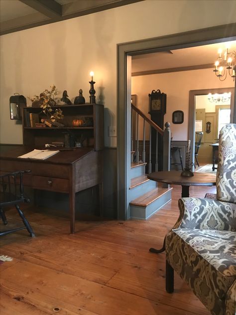 A new early colonial desk in my gathering room. Live it Colonial House Interior, Colonial Living Room, Farmhouse Colonial, Colonial Home Decor, Primitive Living Room, Colonial Farmhouse, Colonial Interior, Colonial Furniture, Primitive Homes