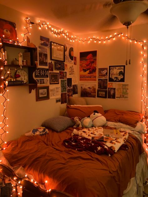 Fall Aesthetic Room Cozy, Old School Bedroom Ideas, Dark Fall Bedroom Aesthetic, Tumblr Bedroom Ideas 2014, Fall Bedroom Inspo Aesthetic, Room Autumn Aesthetic, Cozy Bedroom Books, Autumn Cozy Room, Cozy Room Fall