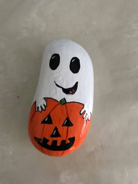 Halloween Painted Rocks, Rock Painting Supplies, Art Pierre, Halloween Rocks, Painted Rocks Kids, Ideas For Halloween, Painted Rocks Craft, Painted Rocks Diy, Rock Painting Ideas Easy