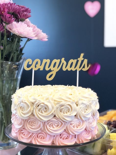 Congrats Cake Ideas, Congratulations Cake Design, Congratulations Cake Ideas, Icing Rosettes, Congrats Cake, Cake Congratulations, Congratulations Pictures, College Graduation Cakes, Cake Whipped Cream