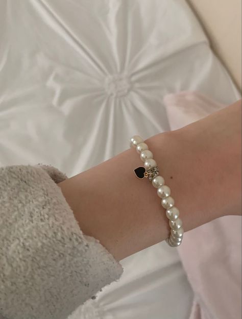 Pulseras Coquette, Coquette Bracelets, Jewelry Findings Guide, Coquette Accessories, Coquette Jewelry, Silver Pearl Jewelry, Dream Bracelet, Magical Jewelry, Fancy Jewelry