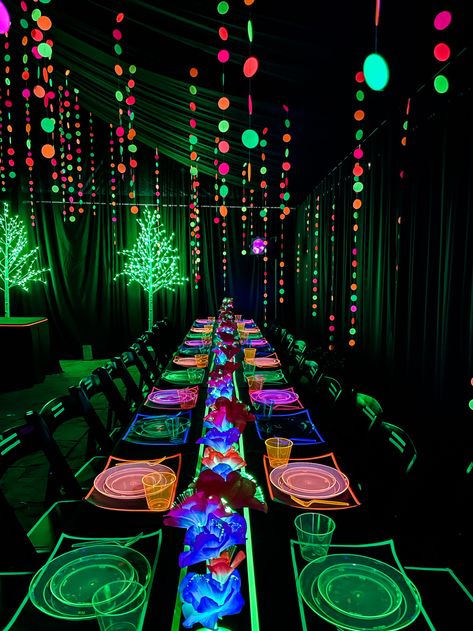 Glow In The Dark Dinner Party, Neon Party Balloon Arch, Glow In The Dark Prom Theme, Glow In The Dark Prom, Neon Sweet 16 Party Ideas, Neon Birthday Party For Teens, Neon Birthday Party Ideas, Birthday Party Ideas For Teens, Neon Sweet 16