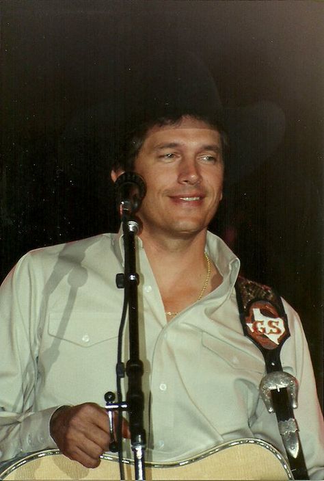 Young George Strait, George Straight, King George Strait, Western Photo, Cowboy Aesthetic, Country Musicians, Western Wall Art, Western Aesthetic, George Strait