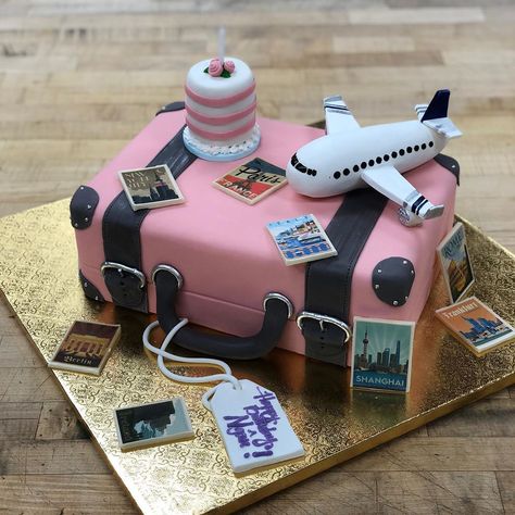 Cakes For Travellers, Suitcase Birthday Cake, Travel Cakes, Cake Travel, Luggage Cake, Suitcase Pink, Suitcase Cake, Plane Birthday, Rainbow Unicorn Birthday Party