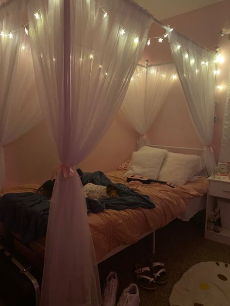 Bedroom With Curtains Around Bed, Cortinas Aesthetic, Curtains Around Bed, Corner Canopy, Canopy Ideas, Canopy Beds, Room Deco, Room Idea, Curtains With Rings