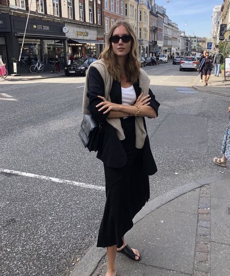 Amalie Moosgaard, Minimal Wardrobe, Effortlessly Chic Outfits, Streetwear Fashion Women, Work Wardrobe, 가을 패션, Looks Vintage, Spring Summer Outfits, Minimal Fashion