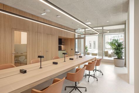 Gallery of Nordbahnhof Residential High-Rise / Franz&Sue - 10 Interior Design Office Space, Meeting Room Design Office, Meeting Room Design, Meeting Room Table, Office Floor Plan, Coworking Office, Arch Interior, Big Table, Open Office