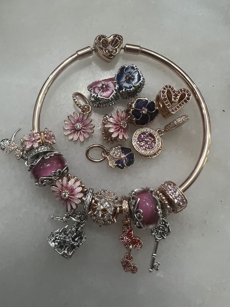 Aesthetic Pandora, Pink Charms, Pandora Bracelet Charms Ideas, Pandora Bracelet Designs, Pandora Bracelet Silver, Pretty Aesthetic, Chique Outfits, Aesthetic Picture, Jewelry Accessories Ideas