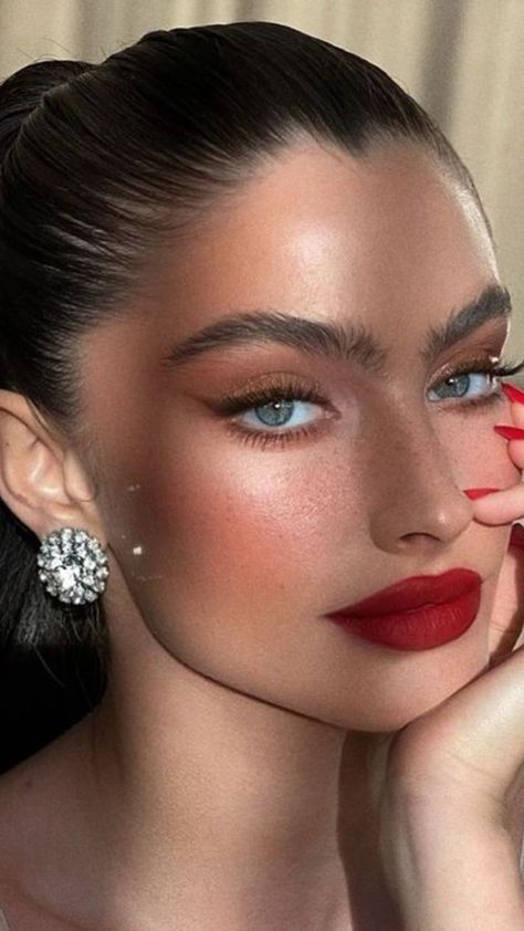 #makeup for brown eyes #simple eye makeup #makeup tips for beginners #makeup tips #makeup tutorial #nude makeup #face framing layers #makeup ideas #makeup looks #makeup #beauty makeup #bored panda coin #bored panda #trucco estivo #trucco elegante #trucco elegante occhi marroni #trucco matrimonio invitata #summer glow up #date night beauty #summer holiday hairstyles #prom makeup Makeup Bibir, Feminine Makeup, Red Lips Makeup Look, Maquillage On Fleek, Red Lipstick Makeup, Red Lip Makeup, Red Makeup, Makeup Transformation, Glamour Makeup