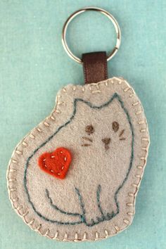 Felt Cat, Cat Crafts, Felt Diy, Felt Ornaments, Felt Art, Felt Animals, Felting Projects, Felt Crafts, Pin Cushions