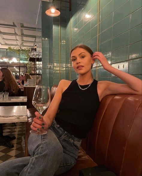 Fancy Restaurant Outfit Ideas, Outfit Ideas For Restaurant, Dinner Pose Ideas, Asthetic Picture Poses Ideas, Restaurant Instagram Pics, Dinner Instagram Pictures, Dinner Poses Instagram, Poses Restaurant, Restaurant Pose Ideas