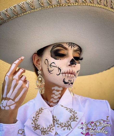 Makijaż Sugar Skull, Catrina Costume, Halloween Makeup Sugar Skull, Dead Makeup, Creepy Halloween Makeup, Cute Halloween Makeup, Den Mrtvých, Halloween Makeup Diy, Halloween Fest