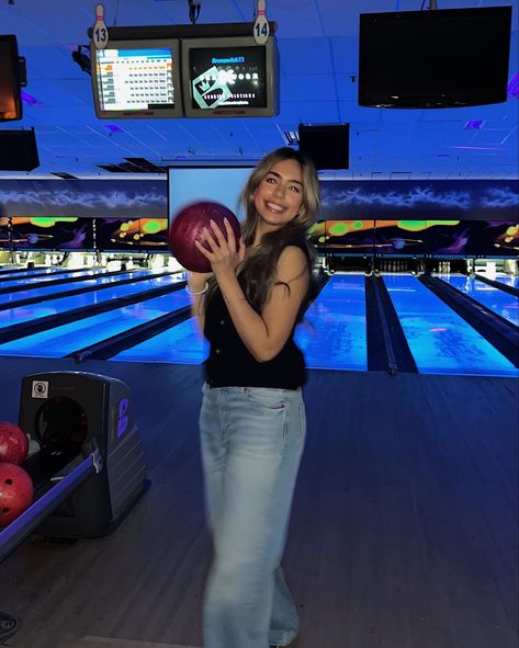 Bowling photoshoot bowlingalley night Birthday Bowling Outfit, Bowling Outfit Winter, Cute Bowling Outfit Date, Bowling Aesthetic Pictures, Cute Bowling Outfit, Bowling Alley Outfit, Bowling Alley Photoshoot, Bowling Outfit Aesthetic, Bowling Photoshoot