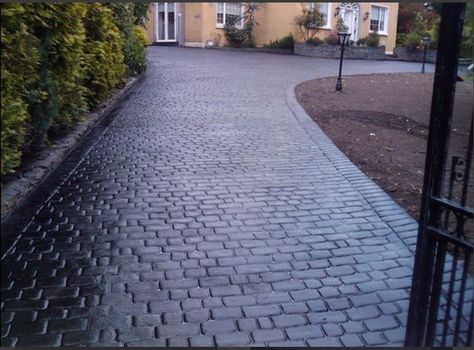 Imprinted black concrete driveway Imprinted Concrete Driveway, Front Garden Ideas Driveway, Brick Paver Driveway, Garden Ideas Driveway, Stamped Concrete Driveway, Driveway Entrance Landscaping, Modern Driveway, Brick Driveway, Resin Driveway