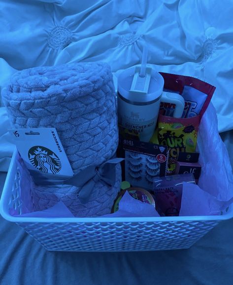 Cute Little Baskets For Boyfriend, Basket With Gifts, Gifts Fir Besties, Gifts To Get Your Best Friend Birthday, Bsf Birthday Basket, Bsf Presents Ideas, Gf Birthday Basket, Bsf Gift Ideas Christmas, Cute Gifts For Best Friends Christmas