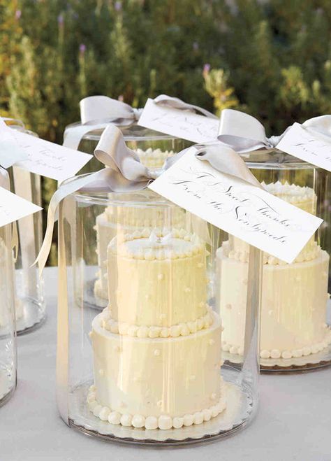 Your Guests Will Go Crazy For These Mini Wedding Favors - Wilkie Blog! Wedding Cake Favors, Cake Favors, Mini Wedding Cakes, Mini Torte, Small Wedding Cakes, Small Cakes, Wedding Movies, Boda Mexicana, Mini Wedding