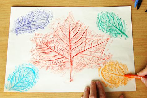 Leaf Rubbing, Leaf Rubbings, Babysitting Activities, Drawing Activity, Leaf Projects, Fun Craft Ideas, Fall Arts And Crafts, Summer Camp Crafts, Leaf Stencil